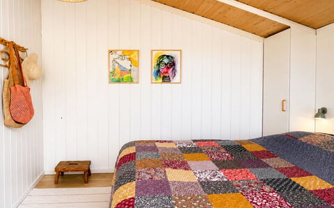 Lirim - 400M from the Sea: Diseño De Interiores, Habitación, Madera, Piso, Cama, Suelo, Linos, Techo, Mueble, Textil