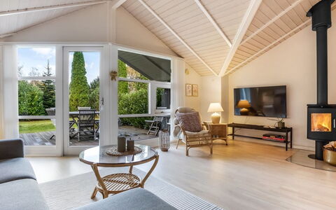 Lirim - 400M from the Sea: Cabaña, Patio Interior, Yarda, Edificios Del Jardín, Cobertizo, Vía Muerta, Mueble Para Exteriores, Cuarto De Troncos, Estructura Al Aire Libre, Choza