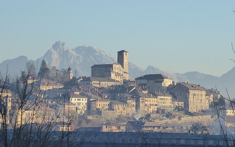 Casa Ines, Feltre: Edificio, Pared, By, Techo, Asentamientos Humanos, Diseño Urbano, Mañana, Hill Station, Torre, Pueblo