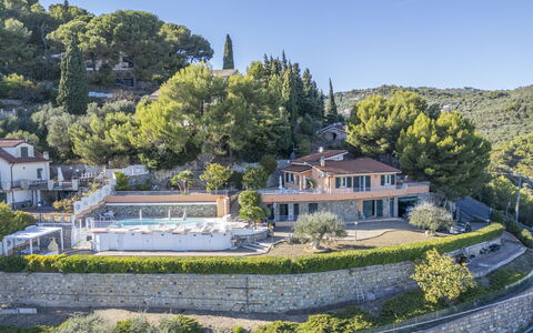 Villa Caroline, Private Pool and Seaview: Árbol, Casa, Barrio Residencial, Arquitectura, Casa, Inmuebles, Asentamientos Humanos, Recurso, Mansión, Costa