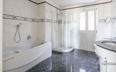 Villa Caroline, Private Pool and Seaview: Piso, Suelo, Arreglo De Tubería, Diseño De Interiores, Grifo, Plomería, Baño, Loseta, Techo, Habitación