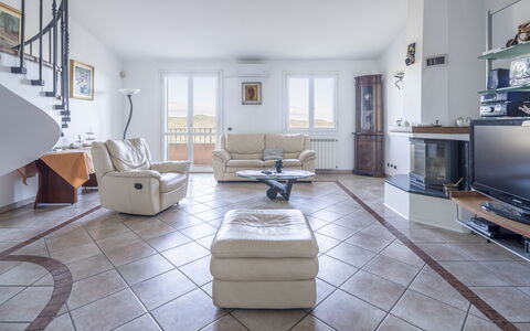 Villa Caroline, Private Pool and Seaview: Piso, Mueble, Diseño De Interiores, Suelo, Sofá, Sala, Techo, Habitación, Departamento
