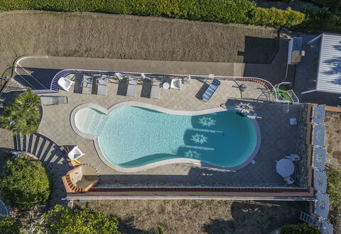 Villa Caroline, Private Pool and Seaview: Azul, Piscina, Recurso, Mueble Para Exteriores, Ocio, Material Compuesto, Fuente De Agua, Sombra, Eco Hotel, Paisajismo