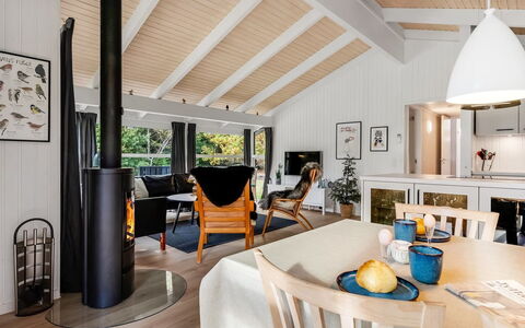 Edvard - 300M from the Sea: Diseño De Interiores, Mueble, Piso, Madera, Suelo, Techo, Sala, Suelos De Madera, Habitación, Lámpara