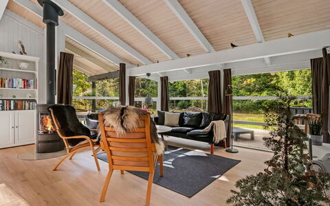 Edvard - 300M from the Sea: Diseño De Interiores, Piso, Mueble, Madera, Techo, Suelo, Suelos De Madera, Sala, Sofá, Casa