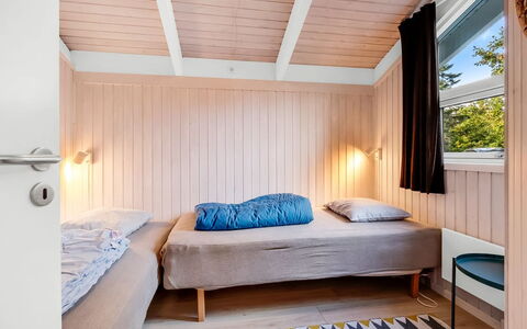 Edvard - 300M from the Sea: Madera, Diseño De Interiores, Piso, Techo, Suelo, Habitación, Cama, Mueble, Habitación, Manchas De Madera