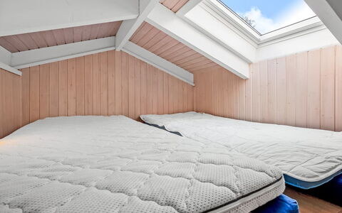 Edvard - 300M from the Sea: Madera, Habitación, Linos, Suelo, Techo, Cama, Sábana, Lecho, Manchas De Madera, Ático