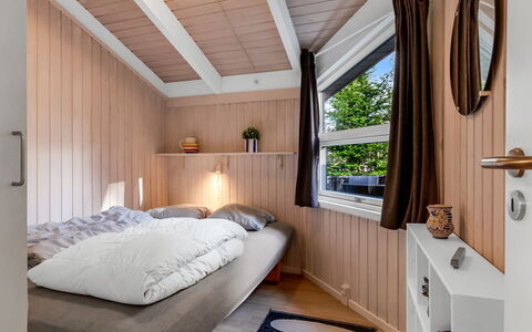 Edvard - 300M from the Sea: Diseño De Interiores, Madera, Habitación, Cama, Piso, Suelo, Techo, Mueble, Habitación, Sábana