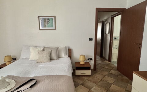 Casa Paola-connessione Starlink: Mueble, Cama, Piso, Suelo, Pared, Habitación, Madera, Diseño De Interiores, Habitación, Sábana