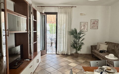 Casa Paola-connessione Starlink: Mueble, Piso, Diseño De Interiores, Suelo, Madera, Habitación, Sala, Encendiendo, Techo, Mesa