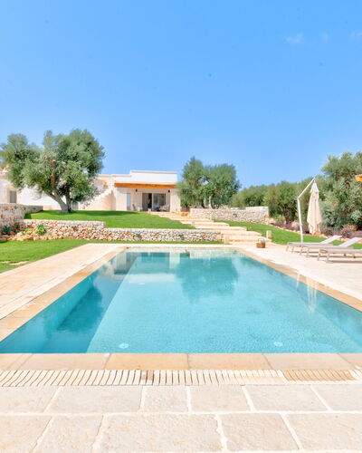 Trulli di Luccio: Jardín, Piscina, Paisajismo, Diseño, Fuente De Agua, Loseta, Losa