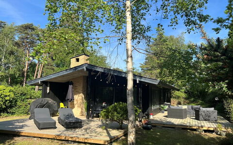 Sheyla - 70M from the Sea: Cabaña, Patio Interior, Yarda, Edificios Del Jardín, Cobertizo, Vía Muerta, Mueble Para Exteriores, Cuarto De Troncos, Estructura Al Aire Libre, Choza
