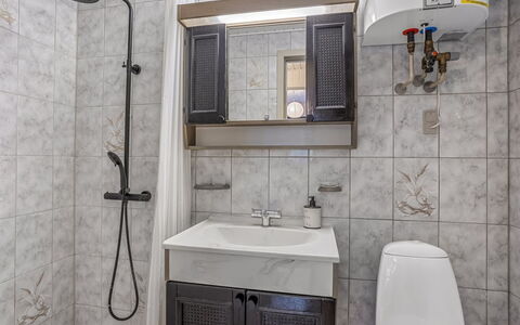 Sheyla - 70M from the Sea: Arreglo De Tubería, Lavabo, Lavabo Del Baño, Diseño De Interiores, Piso, Baño, Suelo, Grifo, Baño, Asiento Del Baño