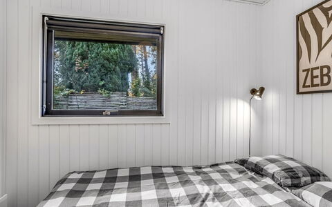 Sheyla - 70M from the Sea: Pared, Madera, Habitación, Diseño De Interiores, Techo, Sábana, Lecho, Cama, Suelo, Linos