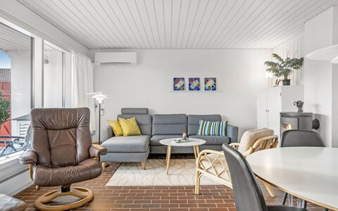 Ketilbiorn - 700M from the Sea: Mueble, Diseño De Interiores, Piso, Suelo, Madera, Techo, Sofá, Sala, Suelos De Madera, Encendiendo