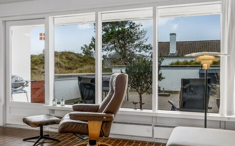 Ketilbiorn - 700M from the Sea: Mueble, Diseño De Interiores, Piso, Madera, Suelo, Encendiendo, Sala, Casa, Habitación, Silla