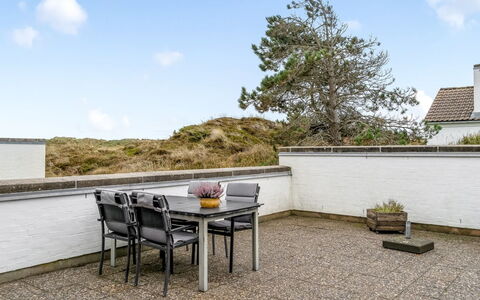 Ketilbiorn - 700M from the Sea: Suelo, Inmuebles, Balcón, Silla, Planta De Casa, La Luz Del Día, Villa, Mueble Para Exteriores, Ático, Cocina Y Comedor Mesa