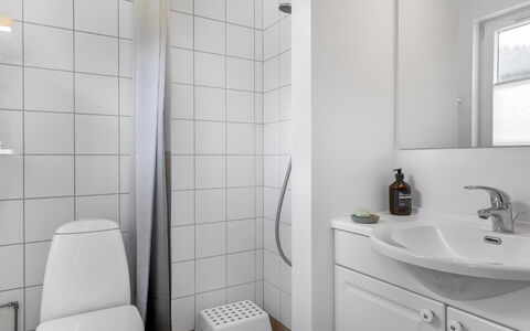 Albine - 500M from the Sea: Arreglo De Tubería, Diseño De Interiores, Pared, Piso, Lavabo, Lavabo Del Baño, Suelo, Baño, Baño, Asiento Del Baño