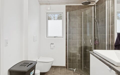 Amitola - 800M from the Sea: Piso, Pared, Suelo, Arreglo De Tubería, Diseño De Interiores, Madera, Techo, Lavabo, Plomería, Baño