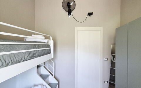 Villa Pietra With Pool On Piemonte Hills: Habitación, Cama, Diseño De Interiores, Suelo, Piso, Mueble, Sábana, Lecho, Habitación, Marco De La Cama