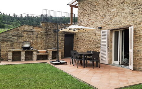Villa Pietra With Pool On Piemonte Hills: Puerta, Casa, Ladrillo, Porche, Cabaña, Losa, Mueble Para Exteriores, Sombra, Enladrillado, Patio Interior