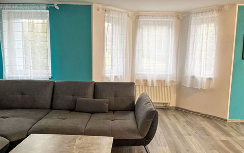 Hostyn Hills: Mueble, Piso, Diseño De Interiores, Suelo, Madera, Sofá, Sala, Suelos De Madera, Habitación, Casa