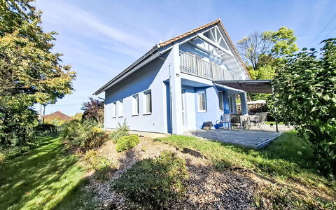 Hostyn Hills: Azul, Edificio, Casa, Techo, Casa, Barrio Residencial, Arbusto, Arquitectura, Cabaña, Inmuebles