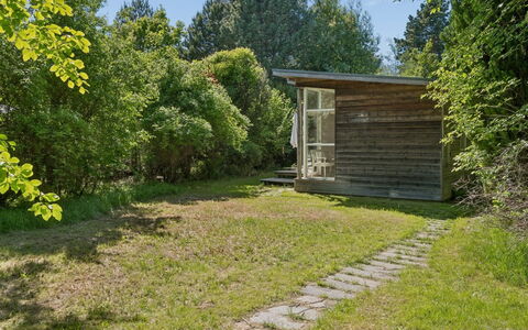 Ellenora - 1.7Km from the Sea: Madera, Arbusto, El Terreno Del Lote, Jardín, Cobertizo, Edificios Del Jardín, Cabaña, Puerta, Cobertura Del Suelo, Primavera