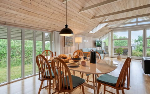 Athislus - 1.1Km from the Sea: Piso, Diseño De Interiores, Madera, Mueble, Techo, Suelos De Madera, Suelo, Lámpara, Cocina Y Comedor Mesa, Comedor