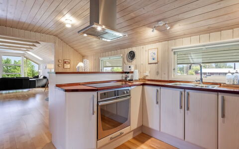 Athislus - 1.1Km from the Sea: Madera, Piso, Techo, Diseño De Interiores, Suelo, Suelos De Madera, Cocina, Mostrador, Casa, Aparato De Cocina