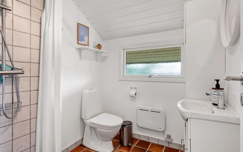 Athislus - 1.1Km from the Sea: Arreglo De Tubería, Piso, Baño, Suelo, Baño, Diseño De Interiores, Asiento Del Baño, Techo, Lavabo, Grifo