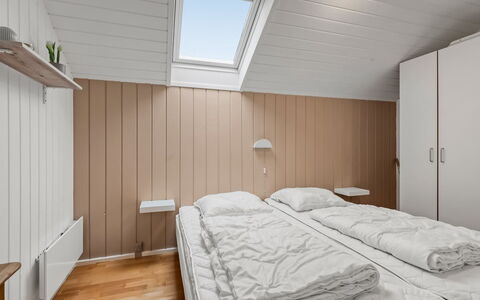 Athislus - 1.1Km from the Sea: Habitación, Madera, Suelo, Piso, Cama, Diseño De Interiores, Techo, Sábana, Lecho, Habitación