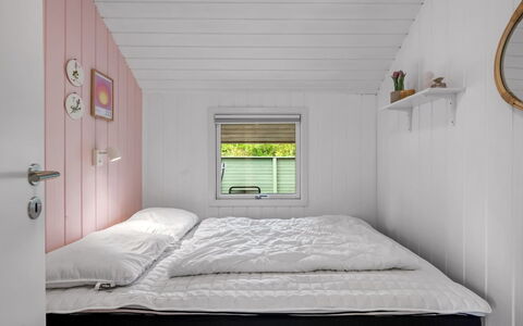 Athislus - 1.1Km from the Sea: Habitación, Madera, Cama, Sábana, Lecho, Diseño De Interiores, Suelo, Marco De La Cama, Casa, Techo