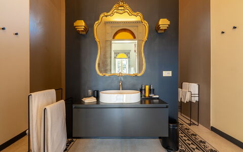 Palazzo Villani Lubelli: Pared, Diseño De Interiores, Arreglo De Tubería, Lavabo Del Baño, Baño, Grifo, Lavabo, Encendiendo, Plomería, Espejo
