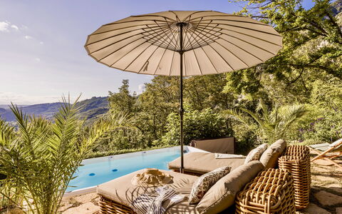 Villa Chiovada: Mueble Para Exteriores, Mueble, Paraguas, Recurso, Sombra, Eco Hotel, Silla, Piscina, Ocio, Sunlounger