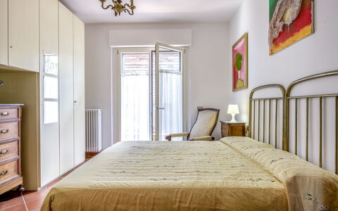 Il Ferrone Apartment with Garden - Greve in Chiant: Cama, Habitación, Lecho, Mueble, Diseño De Interiores, Sábana, Habitación, Madera, Piso, Suelo