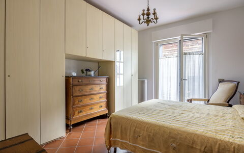 Il Ferrone Apartment with Garden - Greve in Chiant: Mueble, Cama, Pared, Diseño De Interiores, Habitación, Piso, Madera, Suelo, Habitación, Sábana