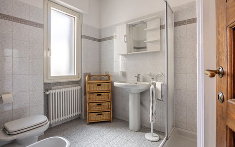 Il Ferrone Apartment with Garden - Greve in Chiant: Pared, Arreglo De Tubería, Piso, Suelo, Baño, Diseño De Interiores, Baño, Lavabo, Lavabo Del Baño, Plomería