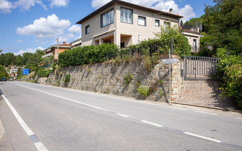 Il Ferrone Apartment with Garden - Greve in Chiant: Edificio, Ventana, Barrio Residencial, Superficie De La Carretera, Casa, Casa, Barrio, La Carretera, Arquitectura, Asfalto