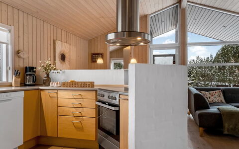Galin - 210M to the Fjord: Cocina, Mostrador, Diseño De Interiores, Piso, Aparato De Cocina, Lámpara, Mueble, Suelo, Madera, Gabinetes