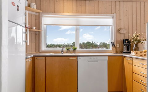 Galin - 210M to the Fjord: Cocina, Piso, Madera, Diseño De Interiores, Aparato De Cocina, Mostrador, Electrodoméstico, Suelo, Fregadero, Encendiendo