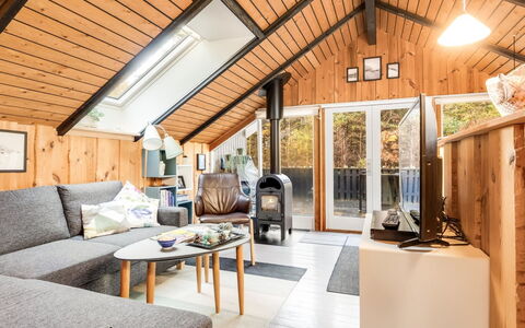 Else - 470M from the Sea: Madera, Diseño De Interiores, Mueble, Techo, Casa, Habitación, Sala, Cabaña, Ático, Sofá