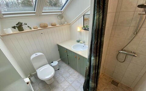 Else - 470M from the Sea: Baño, Arreglo De Tubería, Madera, Lavabo, Lavabo Del Baño, Piso, Baño, Suelo, Grifo, Plomería