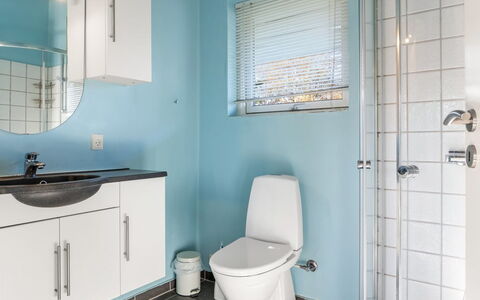 Tjorven - 400M from the Sea: Arreglo De Tubería, Baño, Piso, Diseño De Interiores, Suelo, Lavabo, Lavabo Del Baño, Baño, Grifo, Plomería