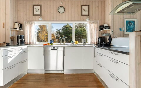 Tjorven - 400M from the Sea: Cocina, Aparato De Cocina, Mostrador, Piso, Madera, Gabinetes, Electrodoméstico, Diseño De Interiores, Mueble, Lavabo