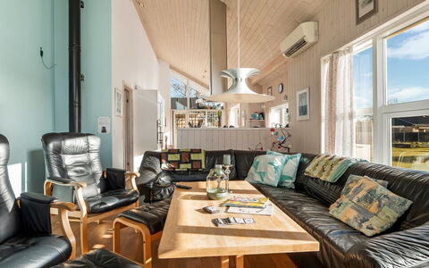 Tjorven - 400M from the Sea: Madera, Diseño De Interiores, Sofá, Techo, Sala, Mueble, Piso, Suelo, Casa