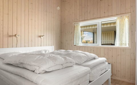 Tjorven - 400M from the Sea: Habitación, Cama, Madera, Diseño De Interiores, Sábana, Lecho, Suelo, Techo, Piso, Mueble