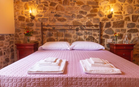 Marina's Lodge: Habitación, Techo, Ladrillo, Lecho, Pared De Piedra, Sábana, Cama, Marco De La Cama, Linos, Manchas De Madera