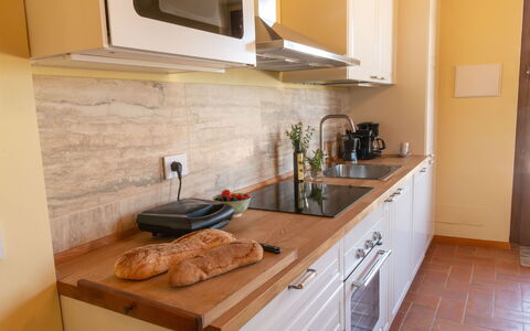 Marina's Lodge: Mostrador, Cocina, Mueble, Madera, Piso, Aparato De Cocina, Gabinetes, Comida, Fregadero, Diseño De Interiores