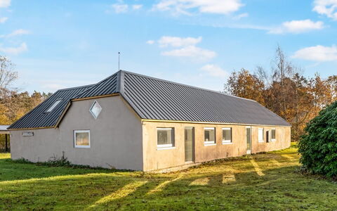Emelia - 4.2Km from the Sea: Hierba, Madera, Área Rural, Arbusto, Cabaña, Techo, Llanura, El Terreno Del Lote, Casa, Cobertura Del Suelo